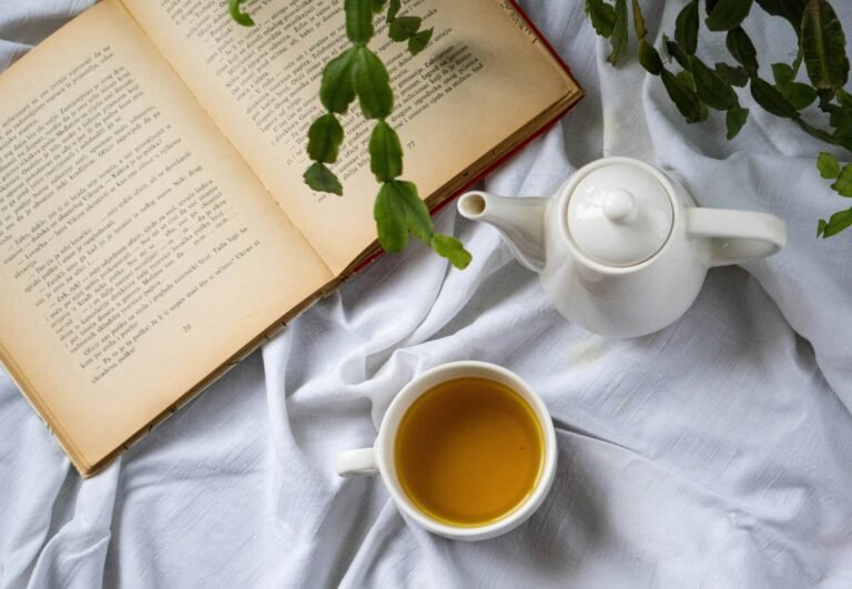 Libro y Taza de Té